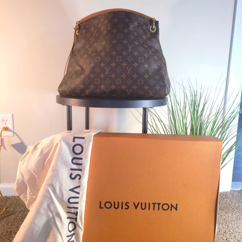 Authentic Louis Vuitton Artsy MM Handbag Excellent Condition